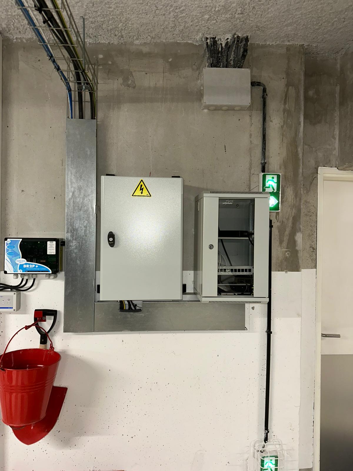 Armoire électrique et baie réseau