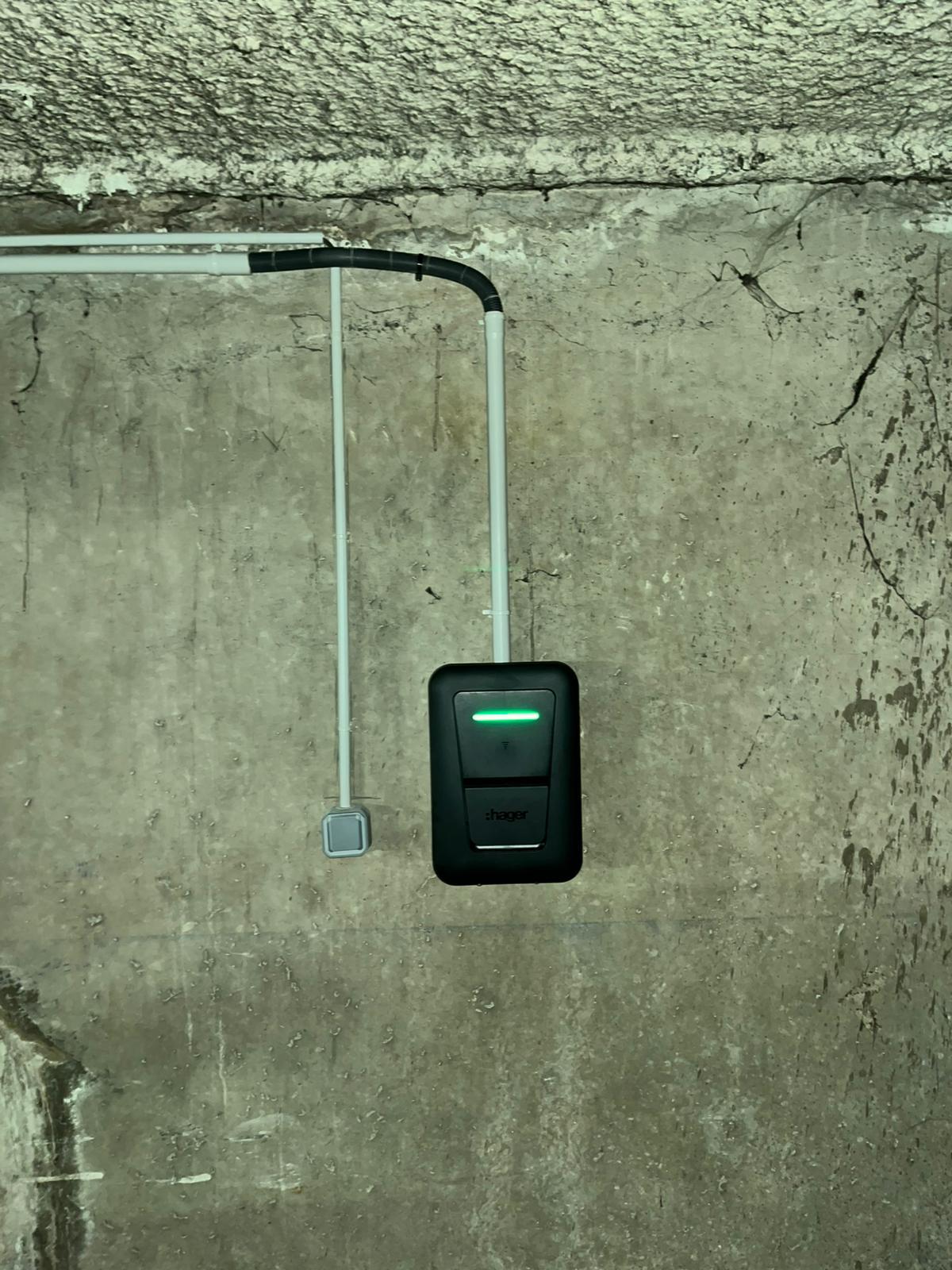 Borne de recharge Hager murale