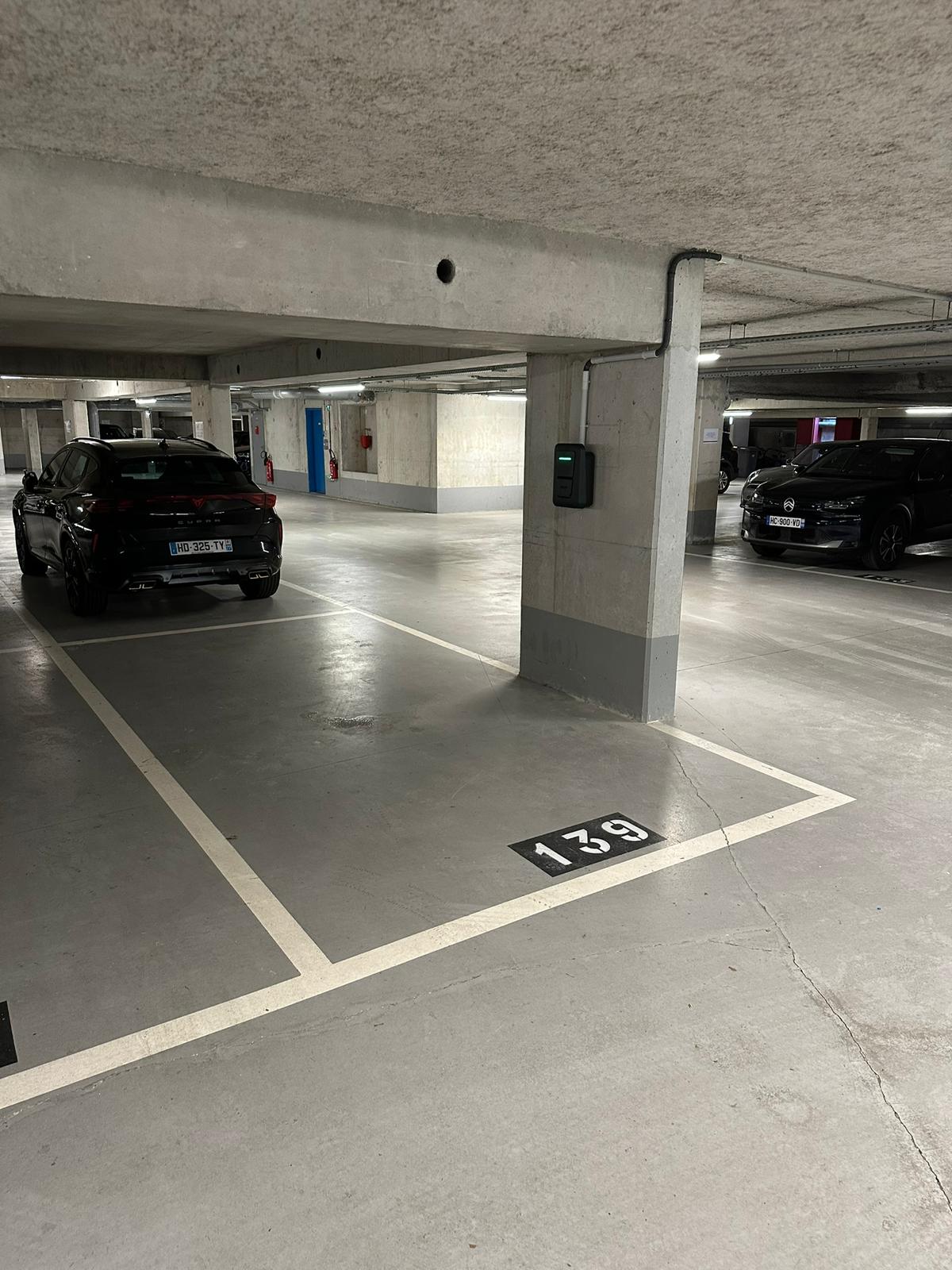 Borne de recharge en parking avec véhicules