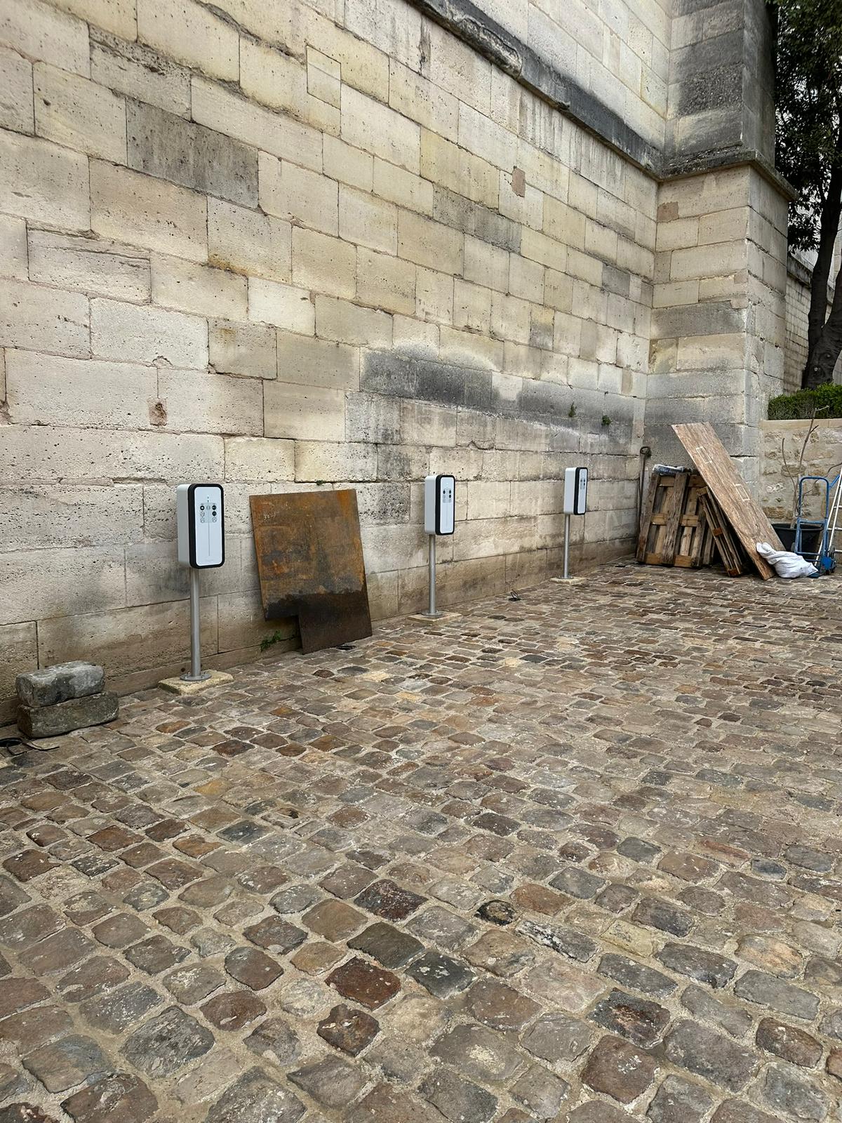Bornes de recharge extérieures sur pieds