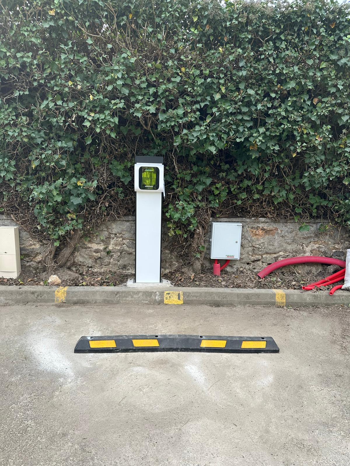 Borne de recharge extérieure sur pied